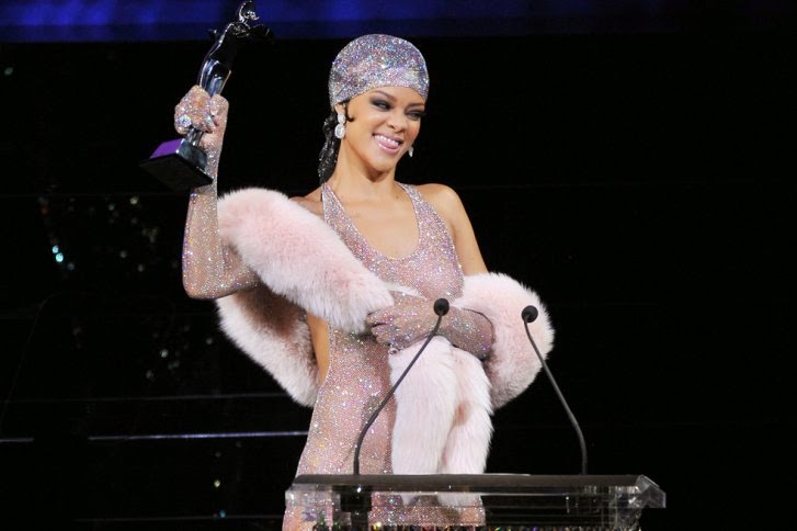 imágenes premios CFDA 2014 Rihanna vestido transparente Adam Selman foto 6